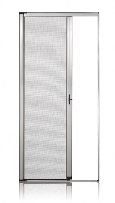 Puerta con mosquitera y tirador, sobre un fondo claro.