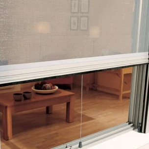 Mosquitera en una ventana con un interior al fondo.