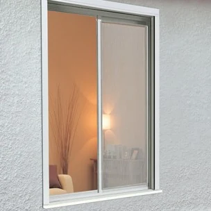 Mosquitera en una ventana de marco blanco vista desde el exterior.
